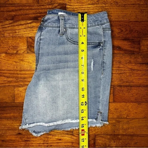 Seven7 Weekend Denim Shorts Size 12 Frayed Hem Light Wash - Picture 9 of 10